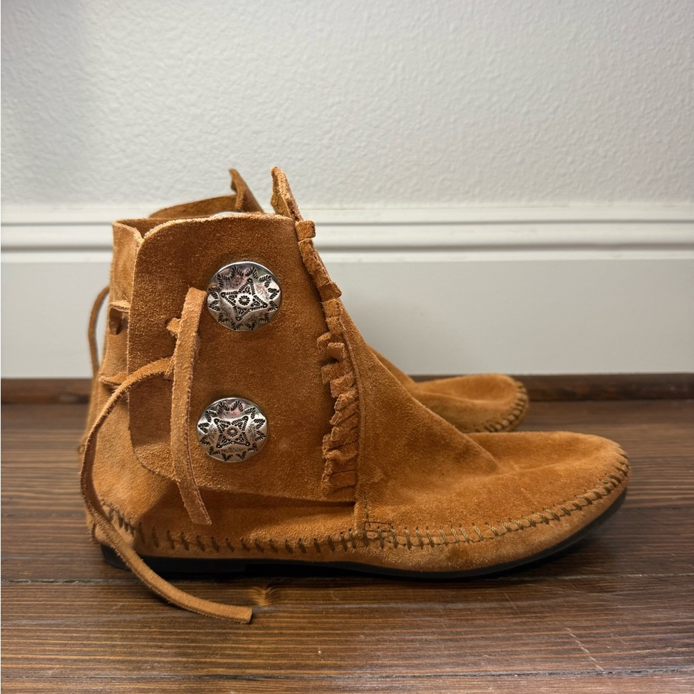 Minnetonka Double Button Women’s Moccasins with a Hard Sole - Picture 2 of 6